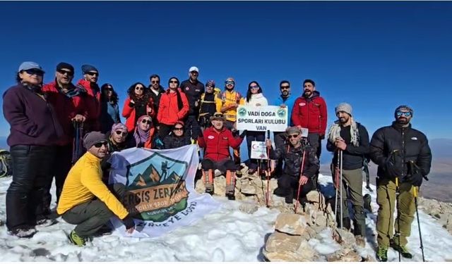 Vanlı dağcılardan ’Öğretmenler Günü’ne özel tırmanış