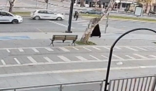 Yolun karşısına geçmeye çalışan yayaya otomobil çarptı