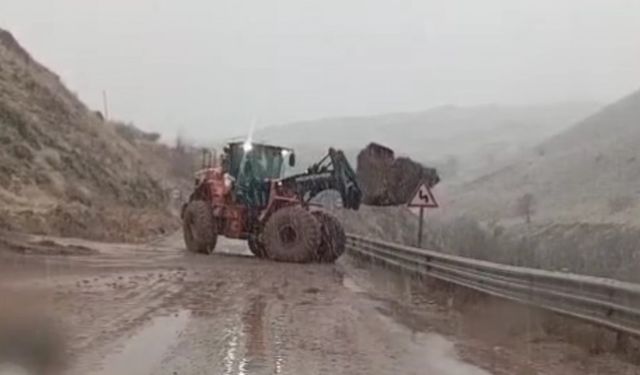 Yüksekova-Van kara yolunda heyelan meydana geldi