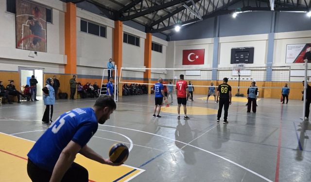 Yüksekova’da 24 kasım öğretmenler günü voleybol turnuvası başladı
