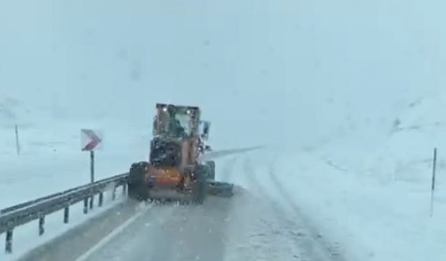 Yüksekova’da Karayolları ekipleri, karla mücadele çalışması yaptı