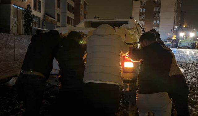 Yüksekova’da yollar piste döndü: Sürücülerin yokuşla imtihanı kameraya yansıdı