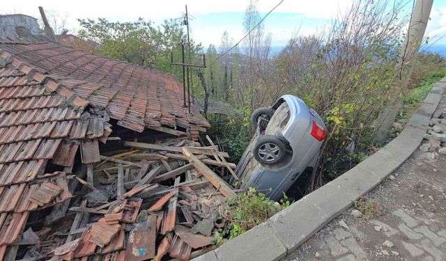 Zonguldak’ta kontrolden çıkan otomobil evin çatısına uçtu