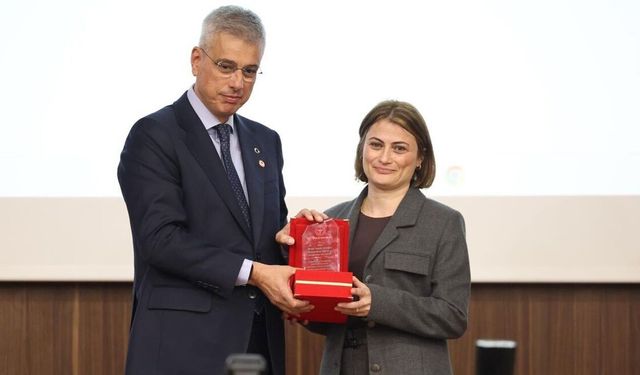 Rize ilk 3'e girdi, plaketi Sağlık Bakanı verdi