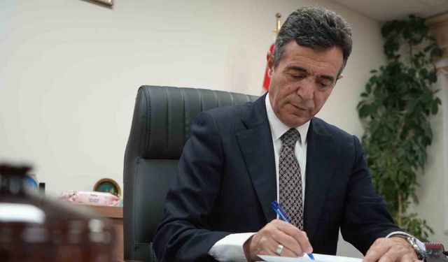 40 yıl önce mezun olduğu okula müdür olarak döndü: Bayburtlu eğitimci şimdi hatıra defteri tutuyor