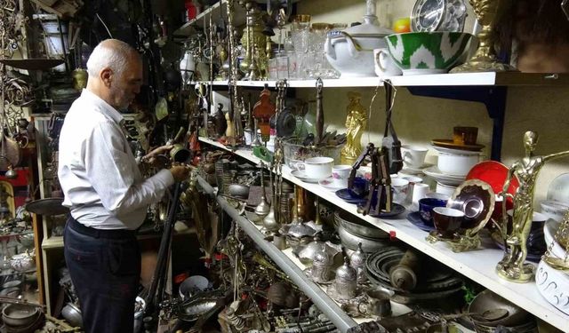 45 yıldır topladığı antika eşyaların sayısını kendisi de bilmiyor