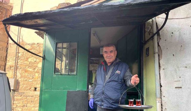 50 yıllık çay ocağında baba mesleğini sürdürüyor