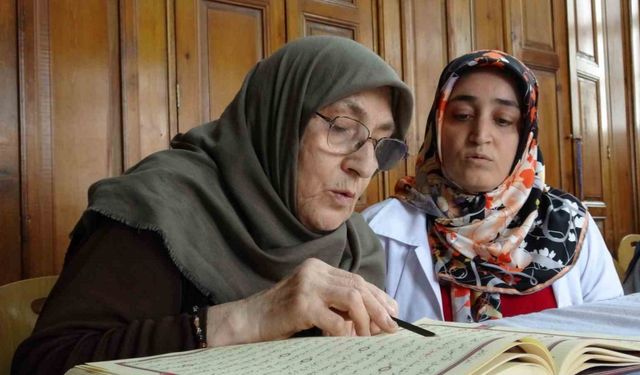 75 yaşındaki Fatma teyzenin Kur’an-ı Kerim öğrenme azmi
