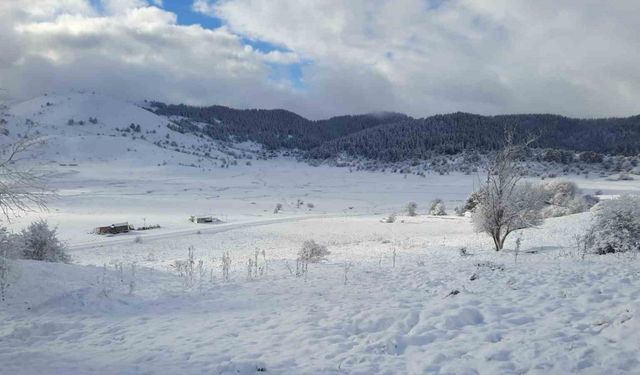 Abant ve çevresindeki yaylalar beyaza büründü