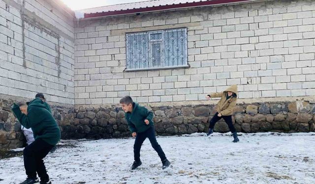 Ağrı’da çocuklar karın tadını çıkardı