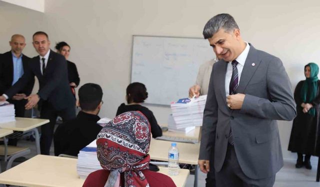 Akdeniz Belediyesinden gençlere kaynak kitap desteği