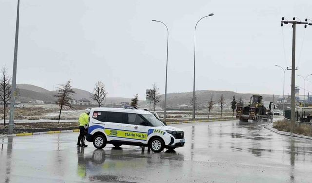 Aksaray'da Ortaköy yolu yoğun kar yağışı nedeniyle ulaşıma kapatıldı