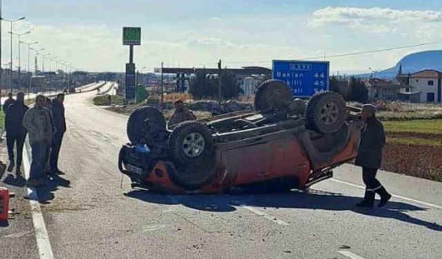 Aksı kırılan pikap takla attı