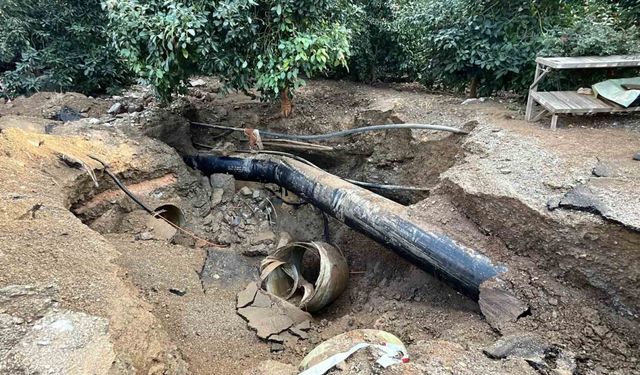 Alanya’da DSİ’ye ait sulama borusu patladı, park halindeki otomobil suyla birlikte portakal bahçesine sürüklendi