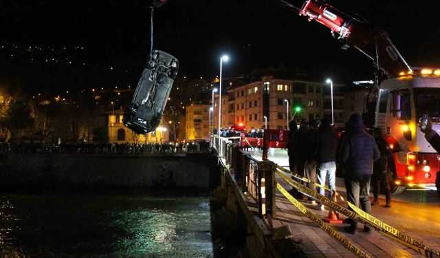 Amasya'da kontrolden çıkan otomobil köprüden Yeşilırmak Nehri'ne uçtu: 1 ölü, 1 yaralı