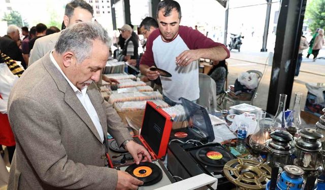 Antikacılar kendi yerinde kendi gününde