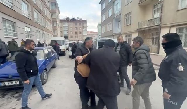 Aranan şahıs yakalanacağını anlayınca arkadaşlarıyla polise direndi