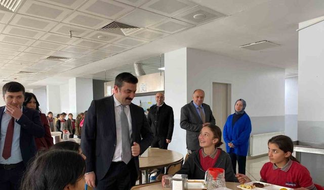 Arpaçay Kaymakamı öğrencilerle öğle yemeğinde buluştu