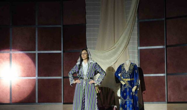 Asırlar önce kadınların giydiği kıyafetler defilede sergilendi