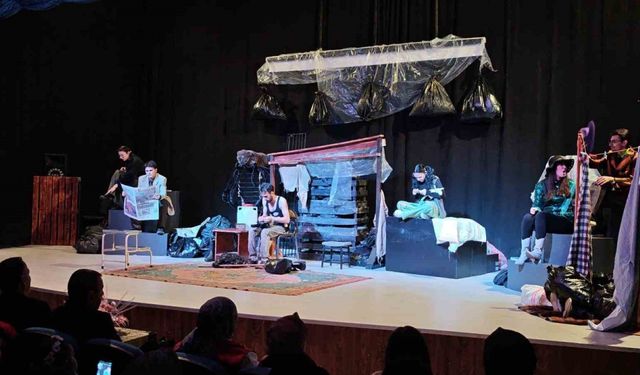 Aşkale’de tiyatro keyfi: "Mavi Kolye" oyunu sahnelendi