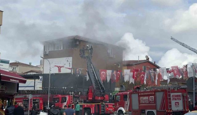 Ataşehir’de korkutan yangın: Mahsur kalan iki kişi kurtarıldı