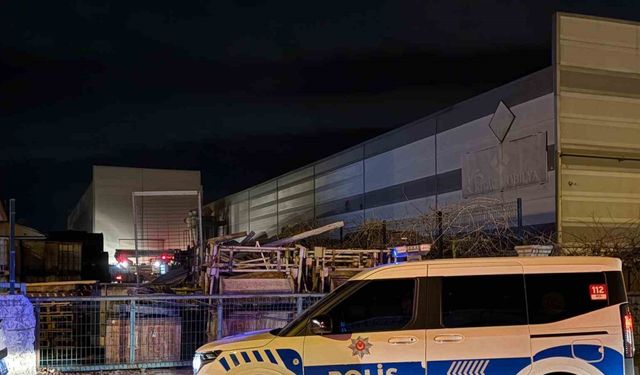 Atık maddeler alev aldı, fabrikaya sıçrayan yangın büyümeden söndürüldü