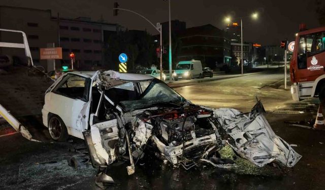 Avcılar’da hatalı dönüş yapan kamyona çarpan otomobil hurdaya döndü: 1 ölü, 1 yaralı