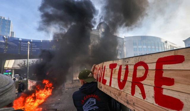 Avrupalı çiftçiler, Brüksel’de sokakları traktörlerle kapattı
