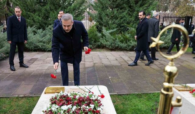 Bakan Fidan, 16.Büyükelçiler Konferansı öncesi Dışişleri Şehitliği’ni ziyaret etti