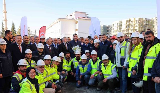 Bakan Kurum: "Son tuğlalarımızı koyuyor, son çivilerimizi çakıyoruz"