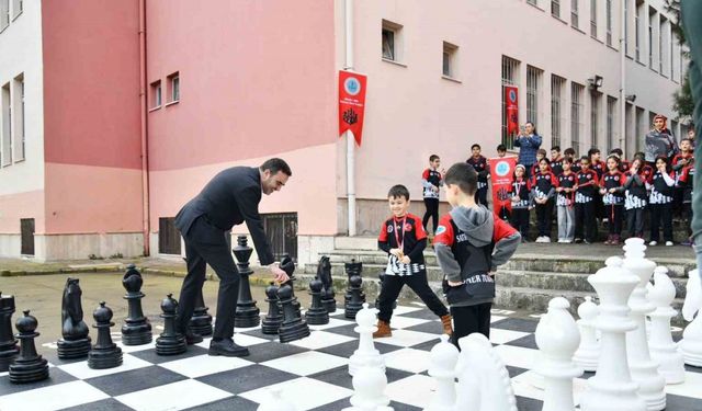Başiskele’de ilkokul bahçesine satranç sahası kuruldu