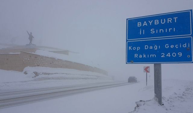 Bayburt’un yüksek kesimlerine kar yağdı