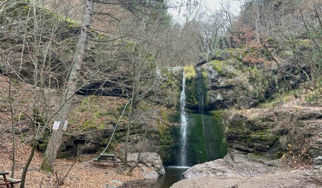 Beşikderesi Şelalesi’nde kış manzarası