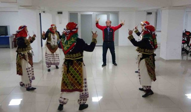 Bilecik’te 45 yıldır halk oyunu öğretiyor