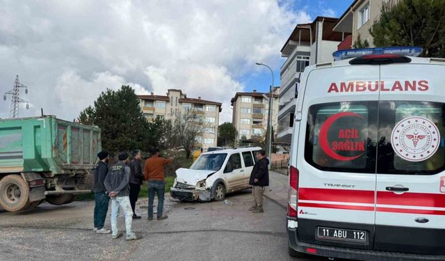 Bilecik’te kamyon ile hafif ticari araç çarpıştı; 4 yaralı