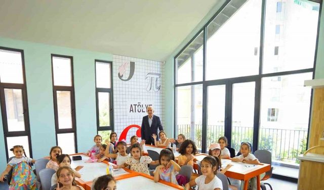 "Bilim Ümraniye" öğrencilerin geleceğine ışık tutuyor