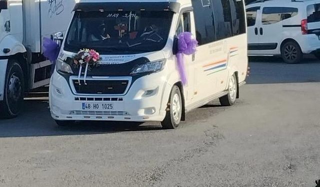 Bodrum’da gelin dolmuşu ilçe sokaklarını şenlik alanına çevirdi