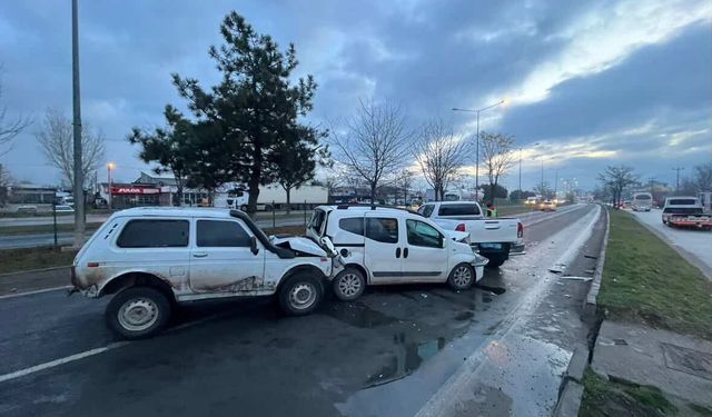 Bolu’da 4 araç zincirleme kazaya karıştı, trafik kilitlendi