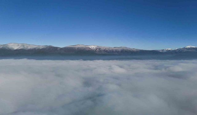 Bolu’nun karlı dağlarında sis güzel görüntü oluşturdu