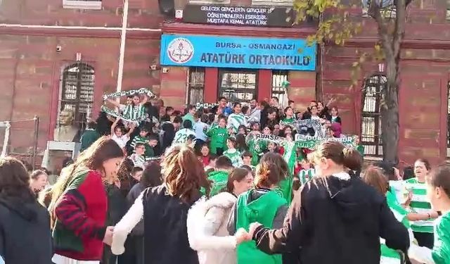 Bursa’da öğrenciler Bursaspor kıyafetleriyle okula geldi