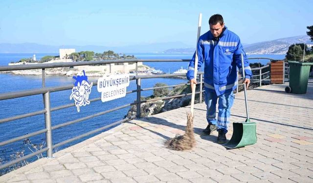 Büyükşehir’den Kuşadası’nda çevre temizliği