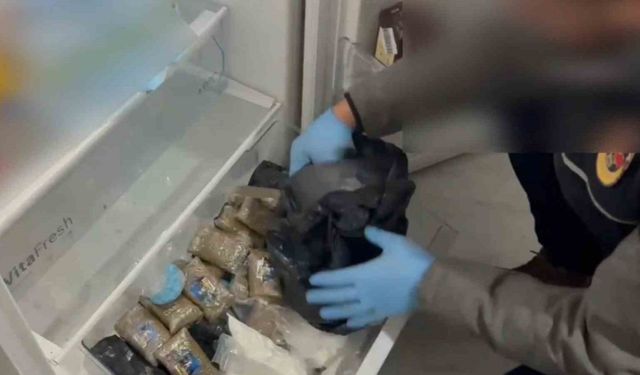 Buzdolabından esrar ve kokain gardıroptan tabanca ve para çıktı