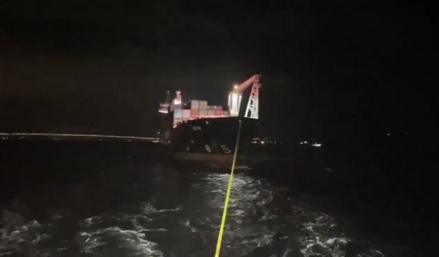 Çanakkale Boğazı’ndan geçen konteyner gemisi makine arızası nedeniyle demirletildi