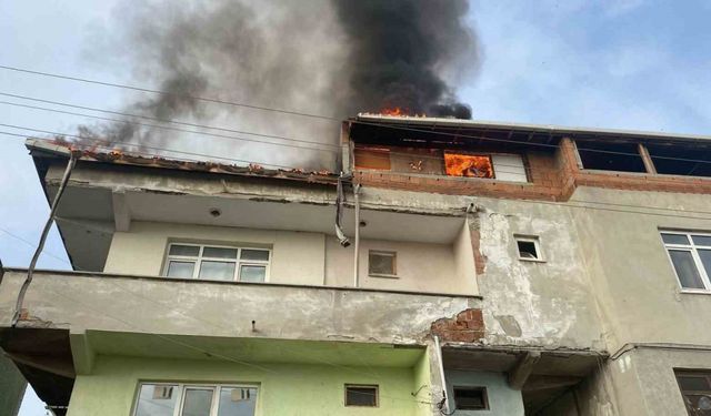 Çatı katı alev topuna döndü