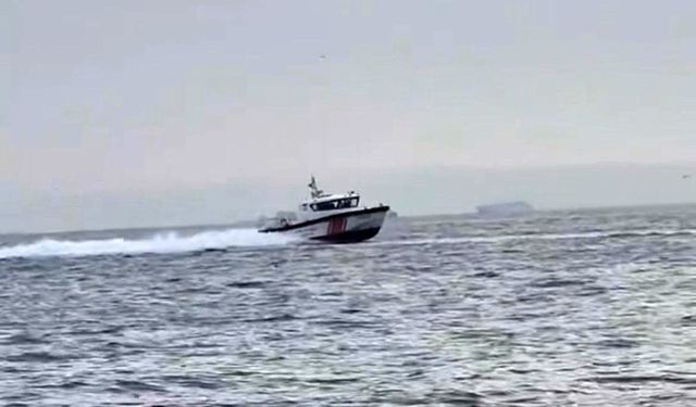 Çeşme açıklarında mülteci hareketliliği: Sahil Güvenlik mülteci botunu takip etti