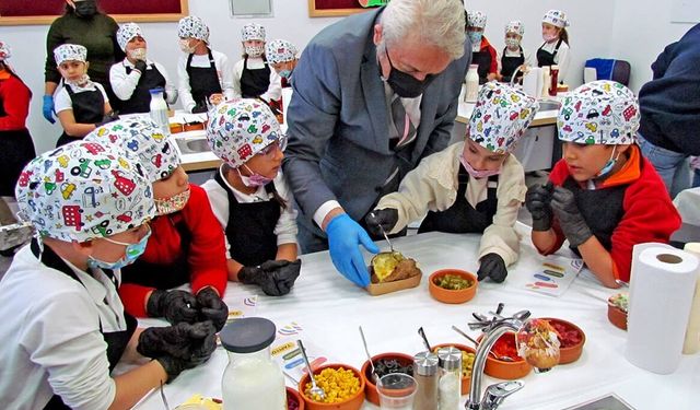 Çeşme’de öğrenciler, velileri ile kumpir etkinliğinde buluştu