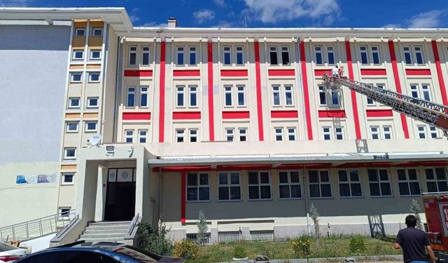 Çiftlik Anadolu İmam Hatip Lisesi’nde örnek davranış: Okul Müdür Yardımcısı binayı kendi boyadı