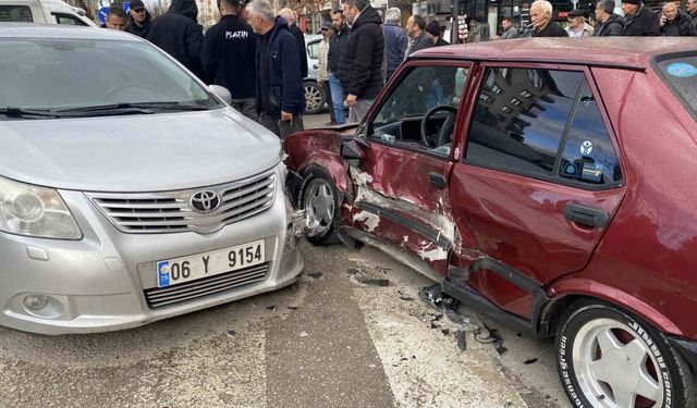 Çorum’da üç araç çarpıştı: Sürücüler burnu bile kanamadan kurtuldu