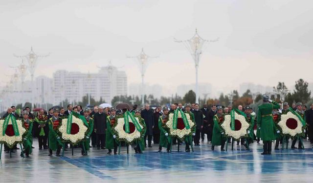 Cumhurbaşkanı Erdoğan, Türkmenistan’da Tarafsızlık Anıtı’na çelenk koyma törenine katıldı