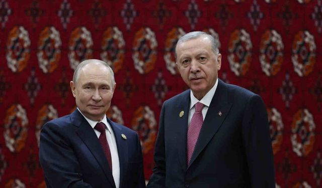 Cumhurbaşkanı Recep Tayyip Erdoğan ile Rusya Devlet Başkanı Vladimir Putin’in Aşkabat’taki görüşmesi başladı.